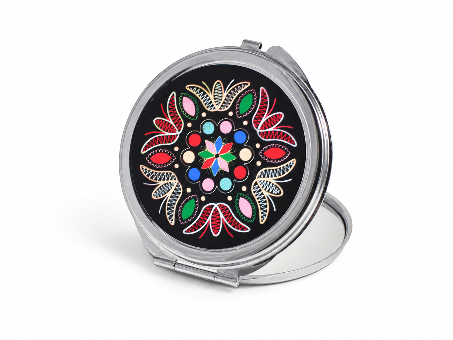Otvorené strieborné vreckové zrkadielko s farebným slovenským ornamentom