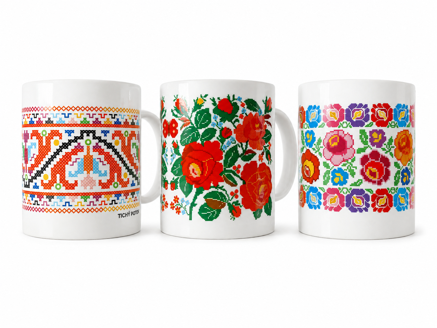 Tri biele keramické hrnčeky so slovenskými ľudovými ornamentmi